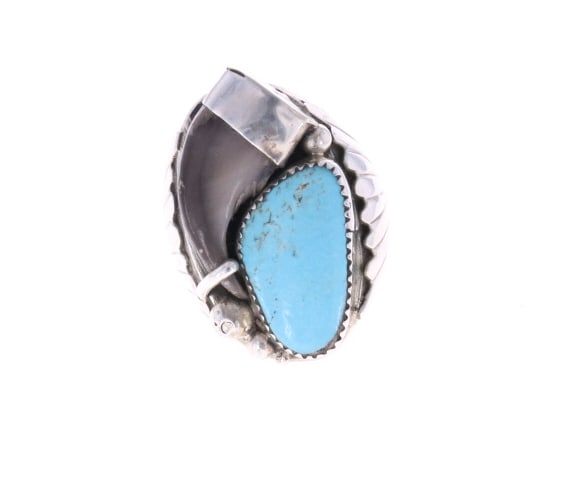 Navajo Michael Thomas Jr. Heavy Bear Claw Ring: This is an original late-vintage heavy sterling silver men?s large ring set with a Bear Claw and Kingman Turquoise by Navajo master silversmith Michael Thomas Jr. The piece is signed, ?M. Thomas Jr. /