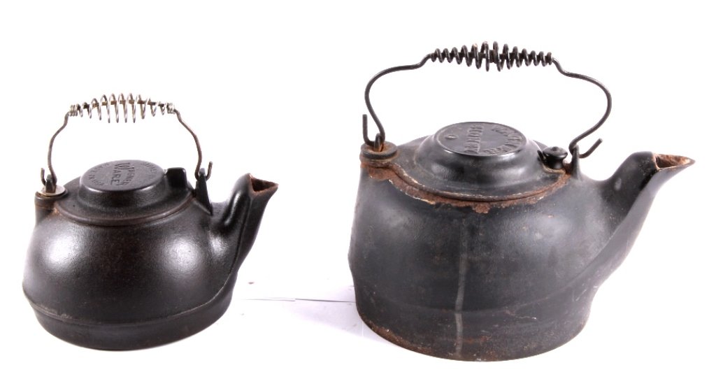 Wagner Cast Iron Tea Kettles This lot includes a p: This lot includes a pair of Wagner cast iron tea kettles. The smaller one is marked "SIDNEY OHIO WAGNER WARE MADE IN USA". It measures 7.5" in diameter. The larger one is marked "WAGNER SIDNEY 0". It