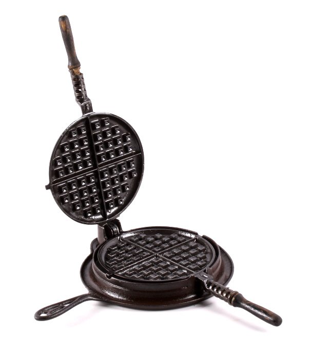 Griswold Cast Iron American "No. 8" Waffle Maker T: This lot features a Griswold cast iron waffle maker. The waffle maker is marked 'AMERICAN NO 8 GRISWOLD (logo) THE GRISWOLD MFG CO ERIE PA, USA". The waffle maker is in very good condition.