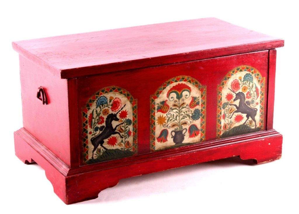 Folk Art Wooden Chest This lot features a folk art: This lot features a folk art wooden chest. The chest has a removable wooden tray. The front has been painted in a floral and unicorn pattern. The chest is in very good condition. It measures 14.5" x 2