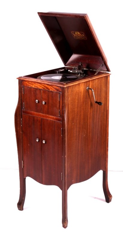 Antique Victor Talking Machine Victrola: This is an antique Victrola made by the Victor Talking Machine Company circa 1913. The Victrola features a solid wood cabinet. It is in good working condition and comes with numerous extra needles. Th