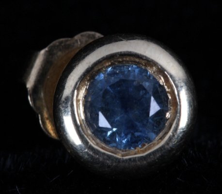 14k Gold & Montana Sapphire Single Stud Earring: This is a single 14k yellow gold stud earring with a wonderful Montana Sapphire round brilliant stone. The earring is marked 14k and shows good condition with a rich blue (yogo style) stone.