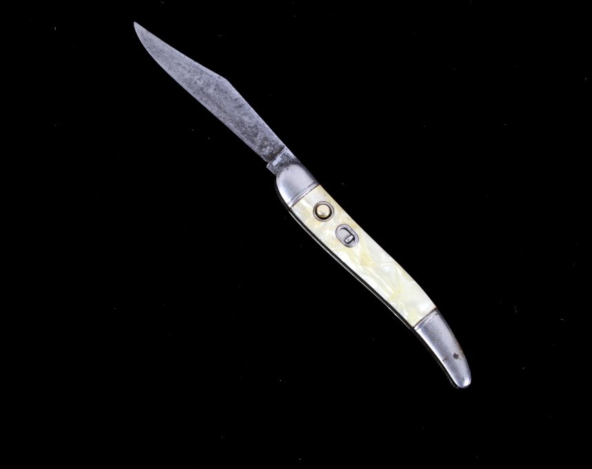 Vintage 1950s Imperial Toothpick Swicthbalde: This lot features a Vintage Imperial toothpick USA automatic switchblade flick knife circa 1950s. Felix and Michael Mirando started the Imperial Knife Co. in Providence R.I. in 1916. Imperial Knife Co