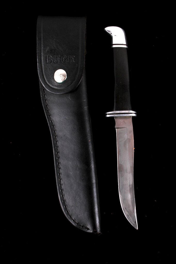 Vintage Buck 105 C Pathfinder Hunting Knife: This lot features a vintage buck 105 pathfinder hunting knife in original leather case. This knife was manufactured by Buck Knives one of the biggest name in knife manufacturing. The knife is in excel