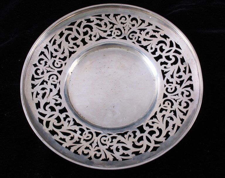 Antique Sterling Sliver Serving Tray: This lot features an antique sterling silver serving tray. This piece was manufactured by Gorham Sterling Company which was founded in 1831 in Providence Rhode Island. This piece is in good condition