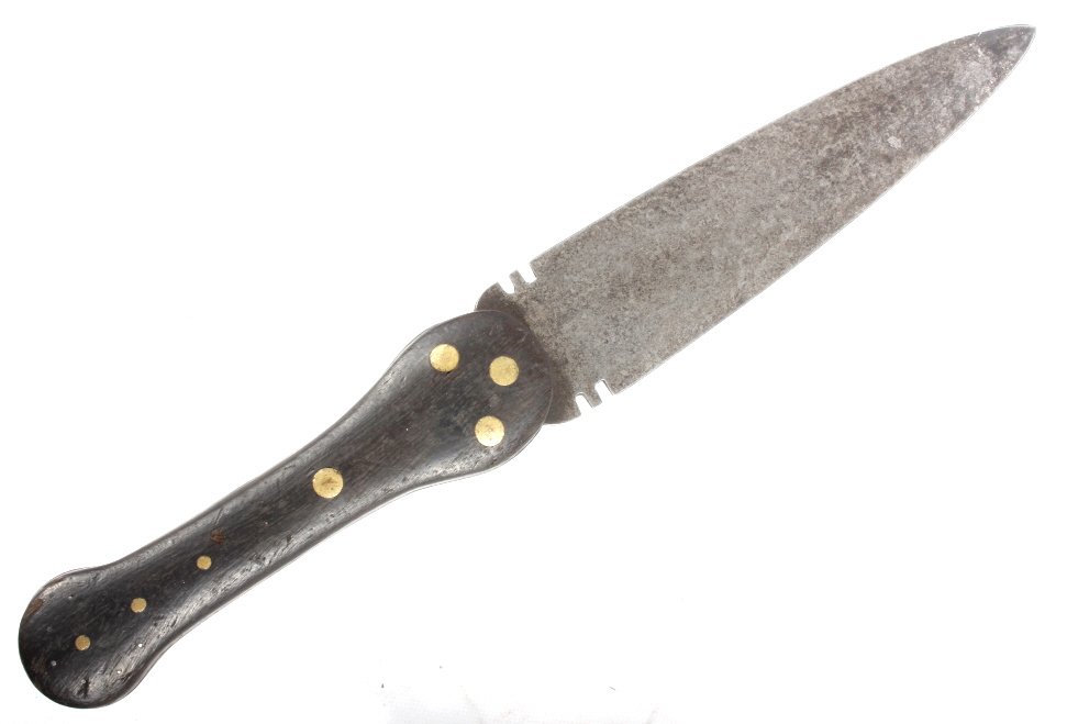 Hudson Bay Columbia River Indian Dag Knife 19th C.: This is a wonderful Hudson Bay Fur Trade Co. (possibly Quebec) Beaver Tail Dag Knife from the Columbia River Native American Indians. The piece is from circa early 19th century. The knife shows the ic