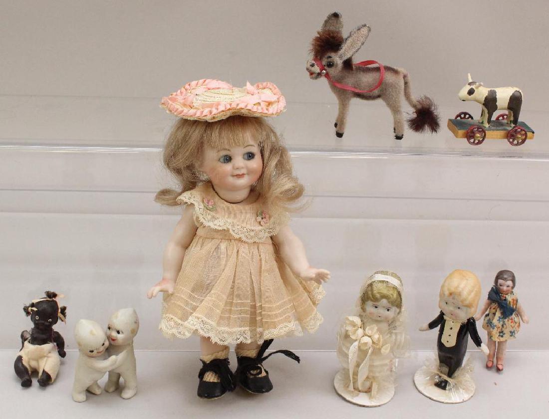 LOT OF VINTAGE DOLLS AND MINIATURES. (1 of 4)