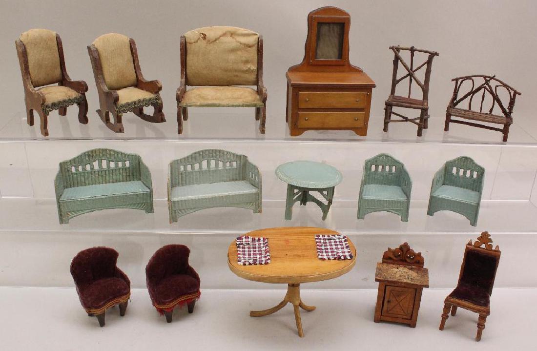 LOT OF VINTAGE/ANTIQUE DOLL HOUSE FURNITURE. (1 of 4)