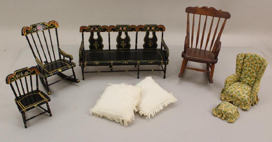 LOT OF VINTAGE SMALL SCALE DOLL FURNITURE. (1 of 1)