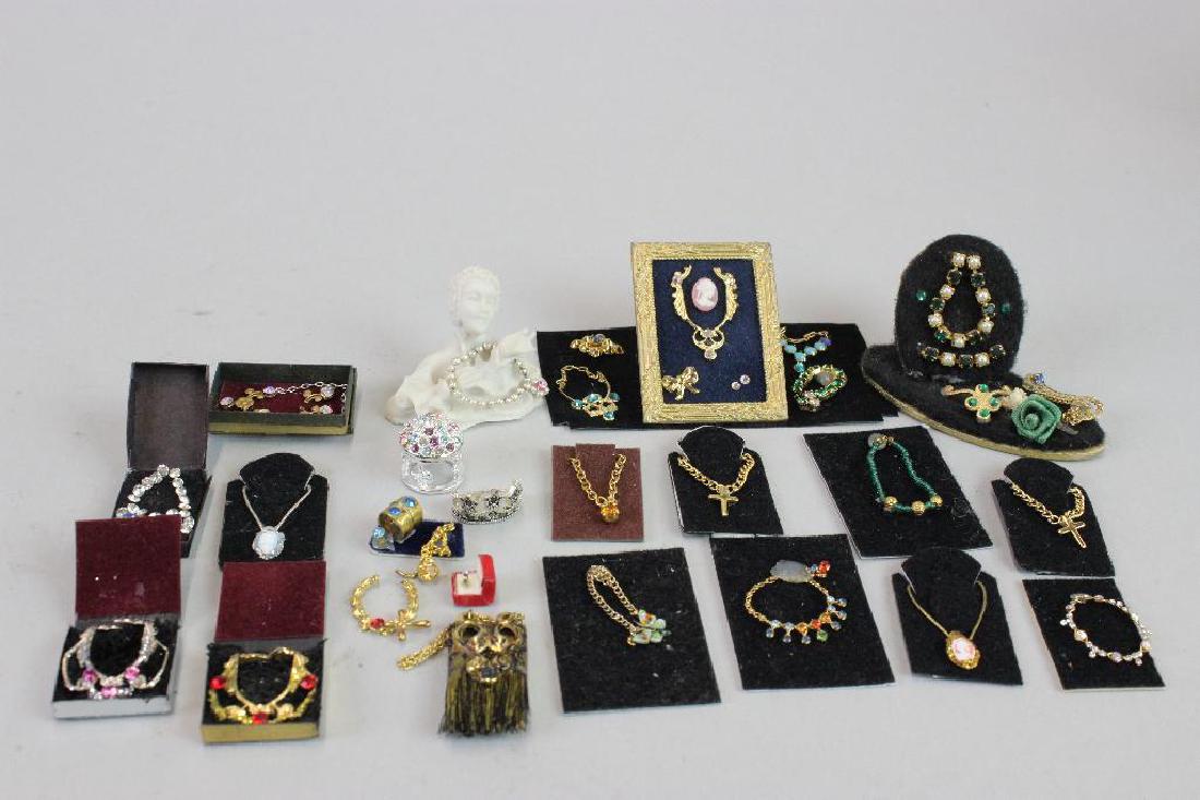 Lot  artists made jewels; Jewelry box display (1 of 5)