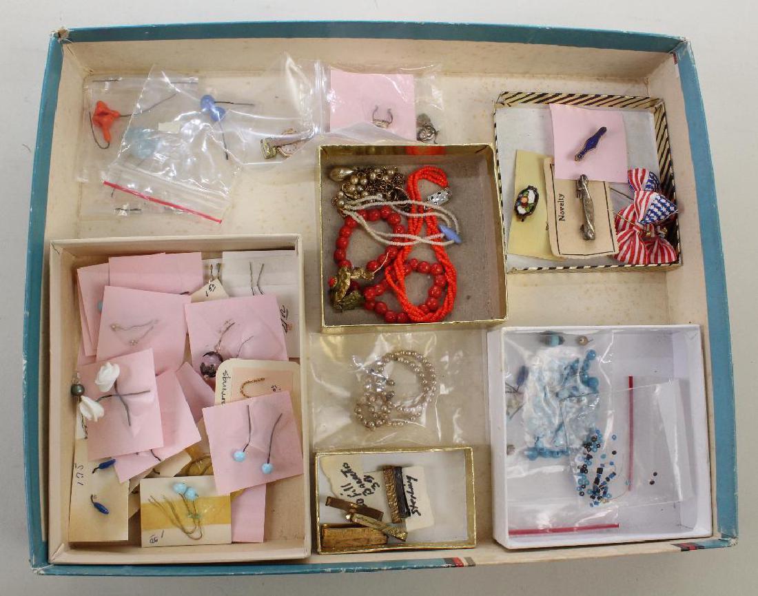 BODY PARTS & SUPPLIES: LOT OF DOLL JEWELRY. (1 of 2)