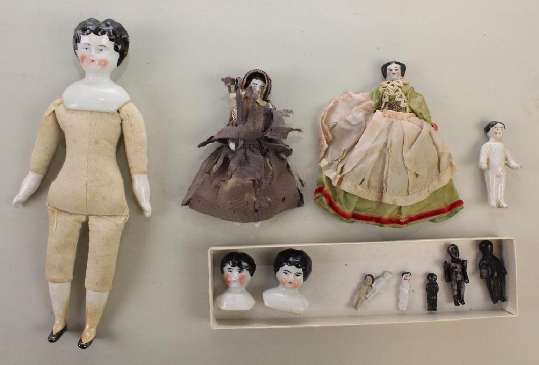 LOT OF ANTIQUE CHINA DOLLS AND FROZEN CHARLIES. (1 of 2)