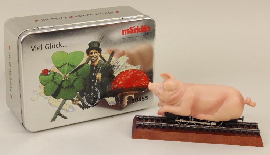 MIB 2000 5" MARKLIN HO SCALE "GOOD LUCK" PIG, #30455.: The booklet that comes with this lot states that under the Function category, this LOCOMOTIVE has no headlights!