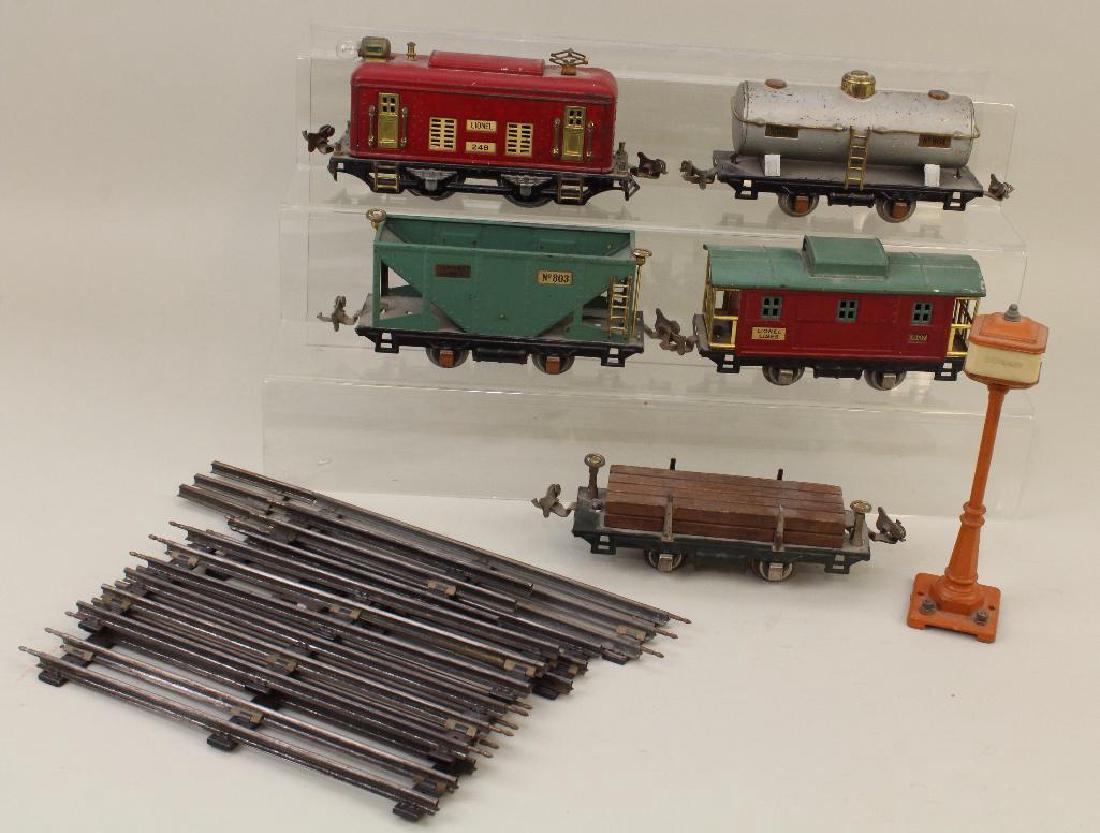 SET OF LIONEL TRAINS , STREET LAMP. (1 of 3)