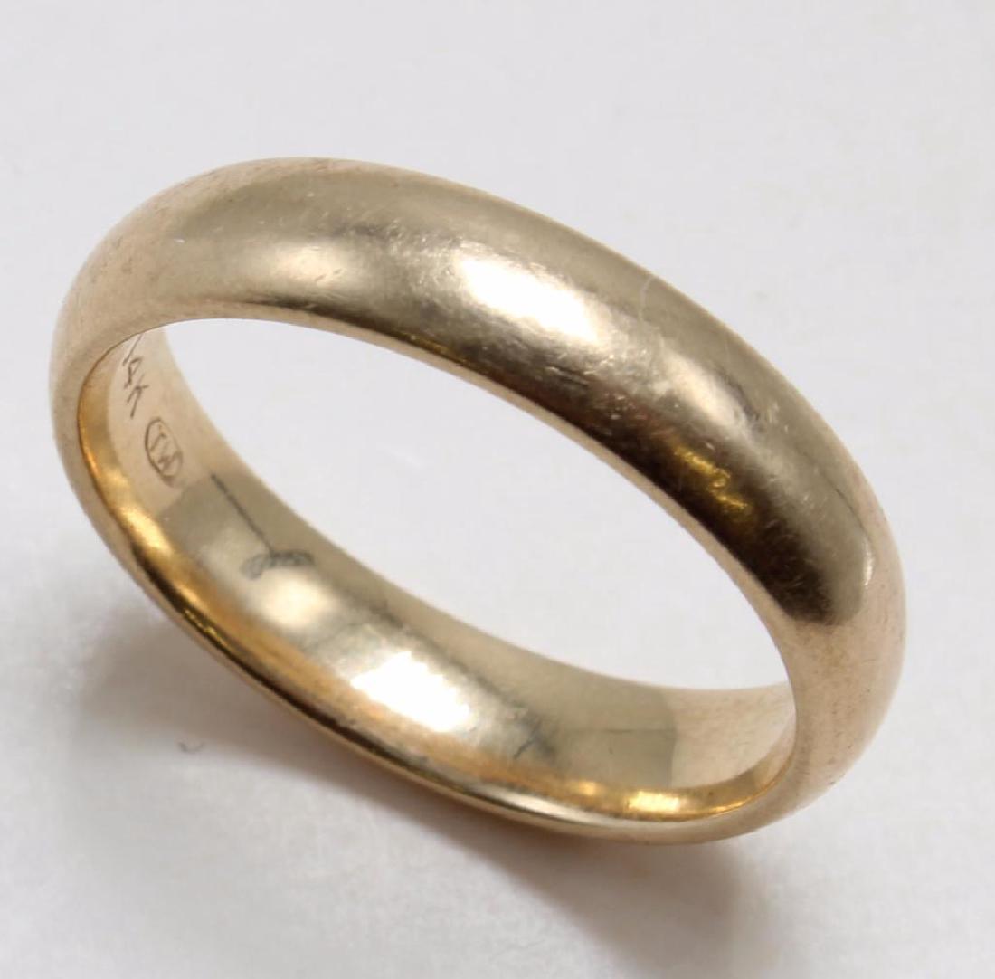 RING. 14K YELLOW GOLD WEDDING BAND. 4.1MM WIDE: SIZE 6. 4.1GMS.