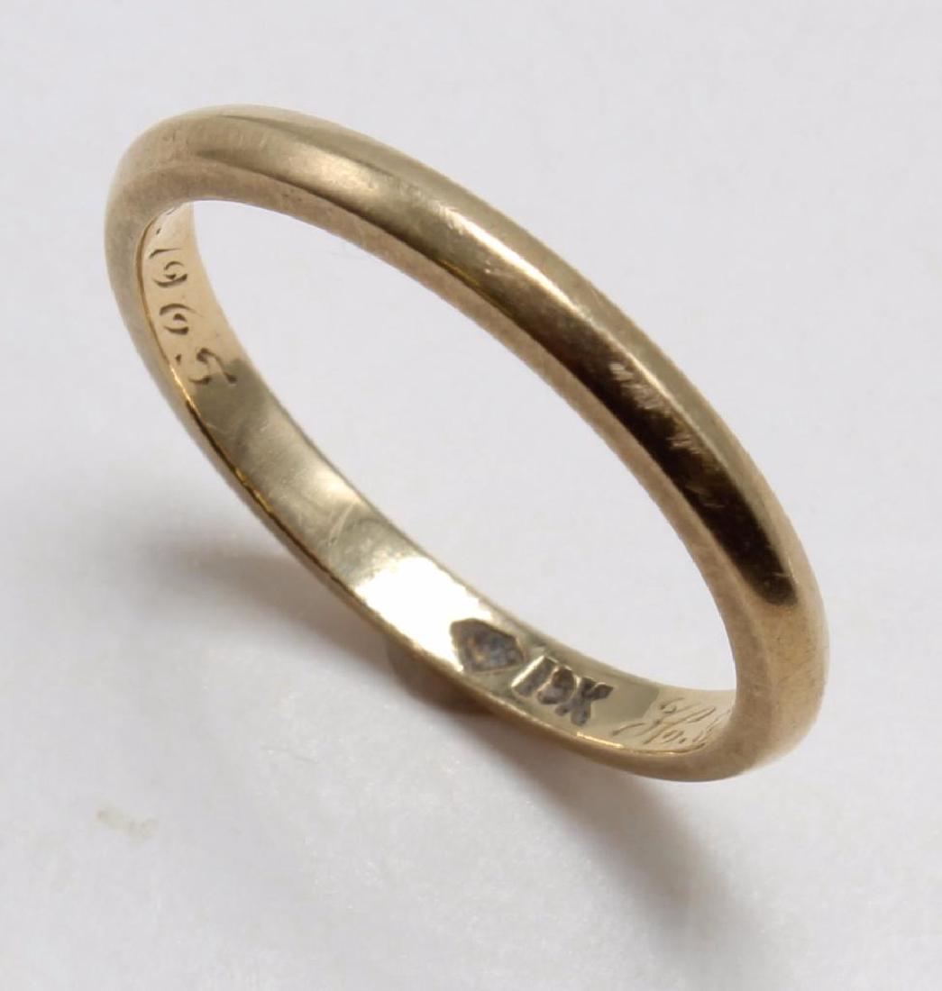 RING. 18K YELLOW GOLD RAZOR EDGE WEDDING BAND. 2.0MM: FLAT SIDES. SIZE 5 1/4. 2.0GMS