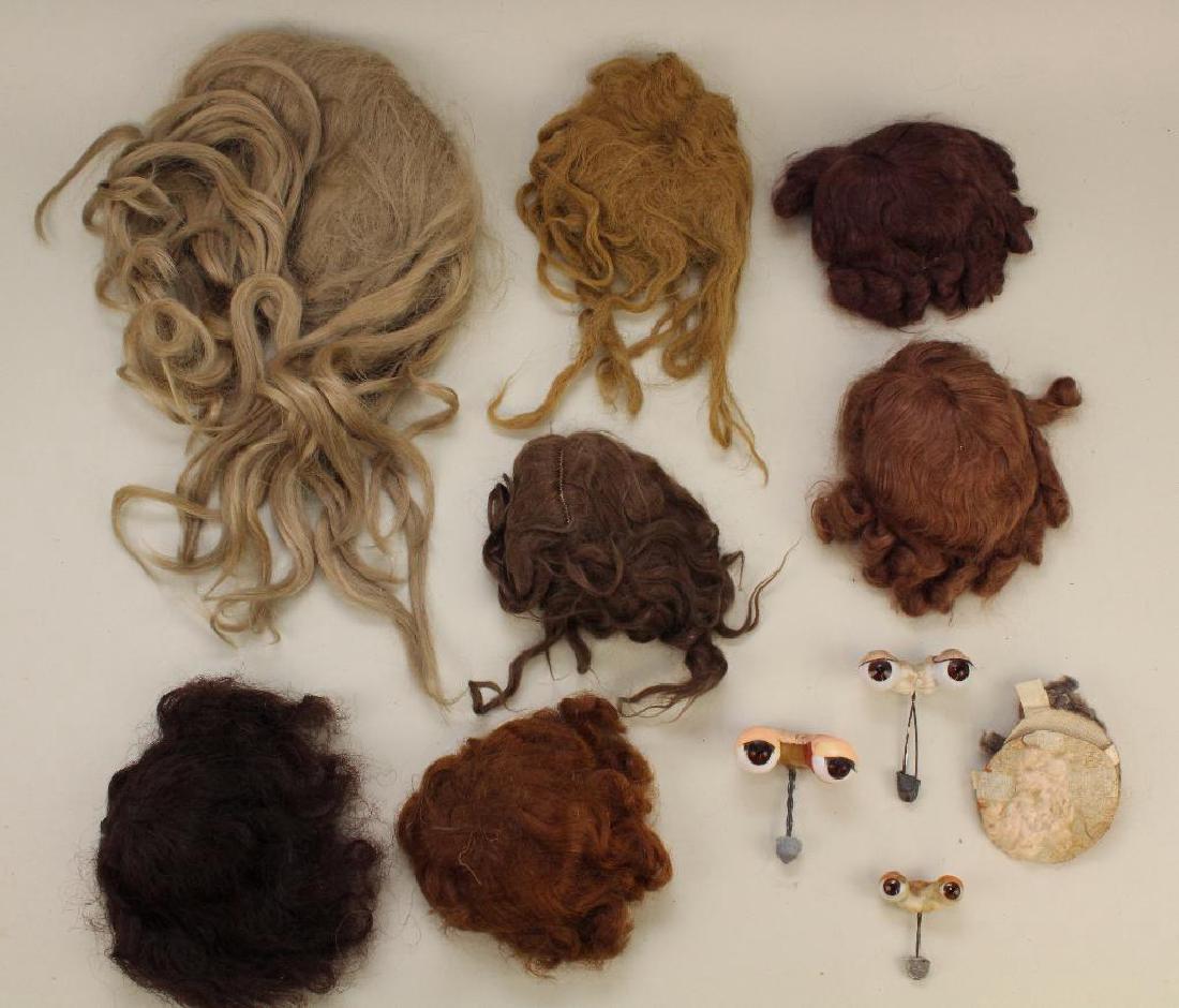 BODY PARTS - LOT OF ANTIQUE GLASS EYES,  WIGS. (1 of 2)