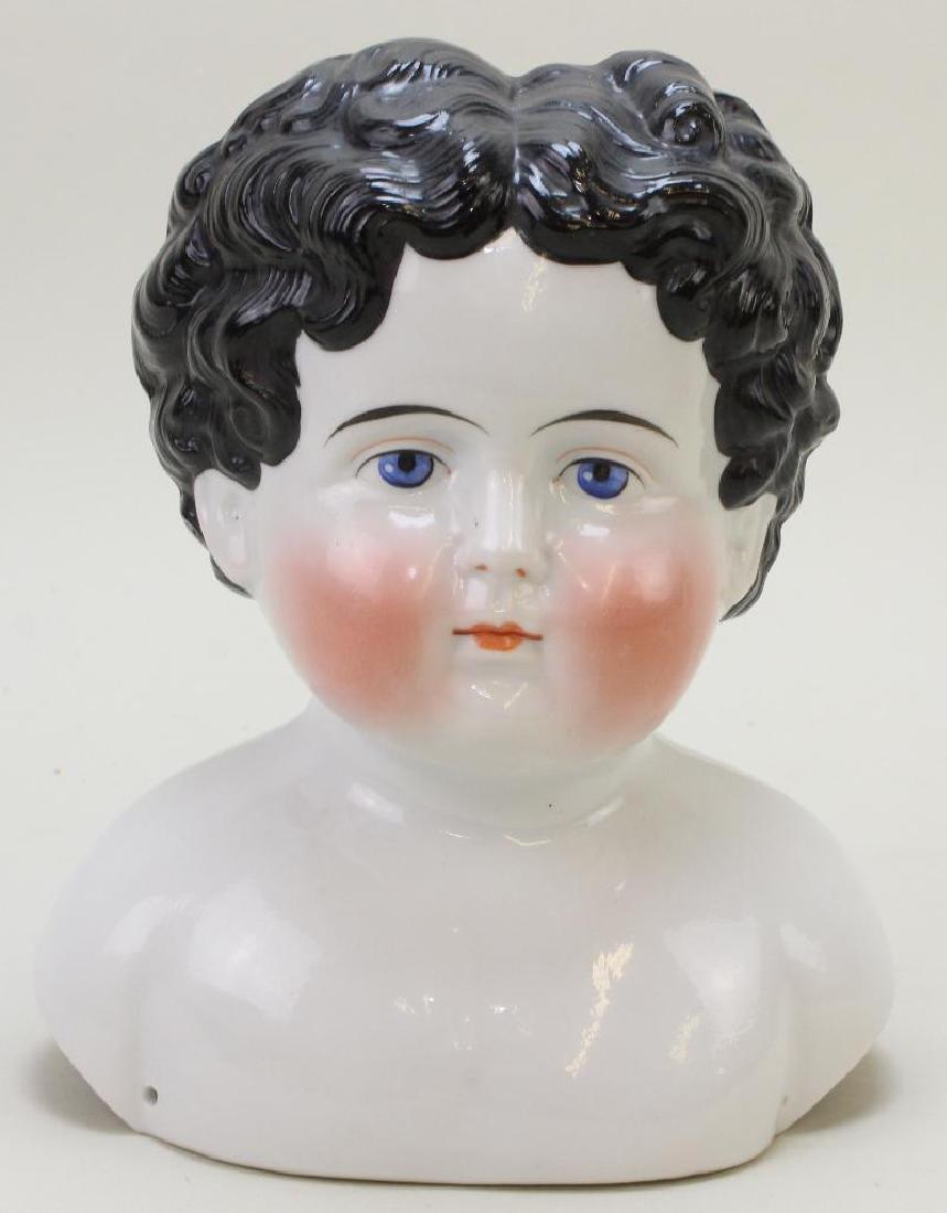 7 1/2" UNMARKED ANTIQUE CHINA SHOULDER HEAD. (1 of 2)