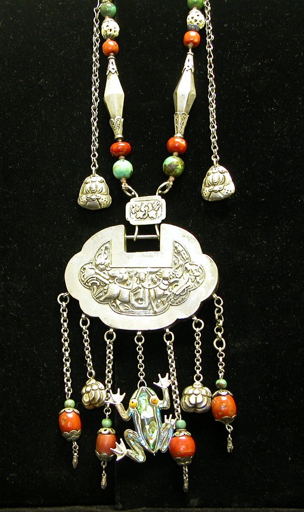 Silver Oriental Motif Necklace.