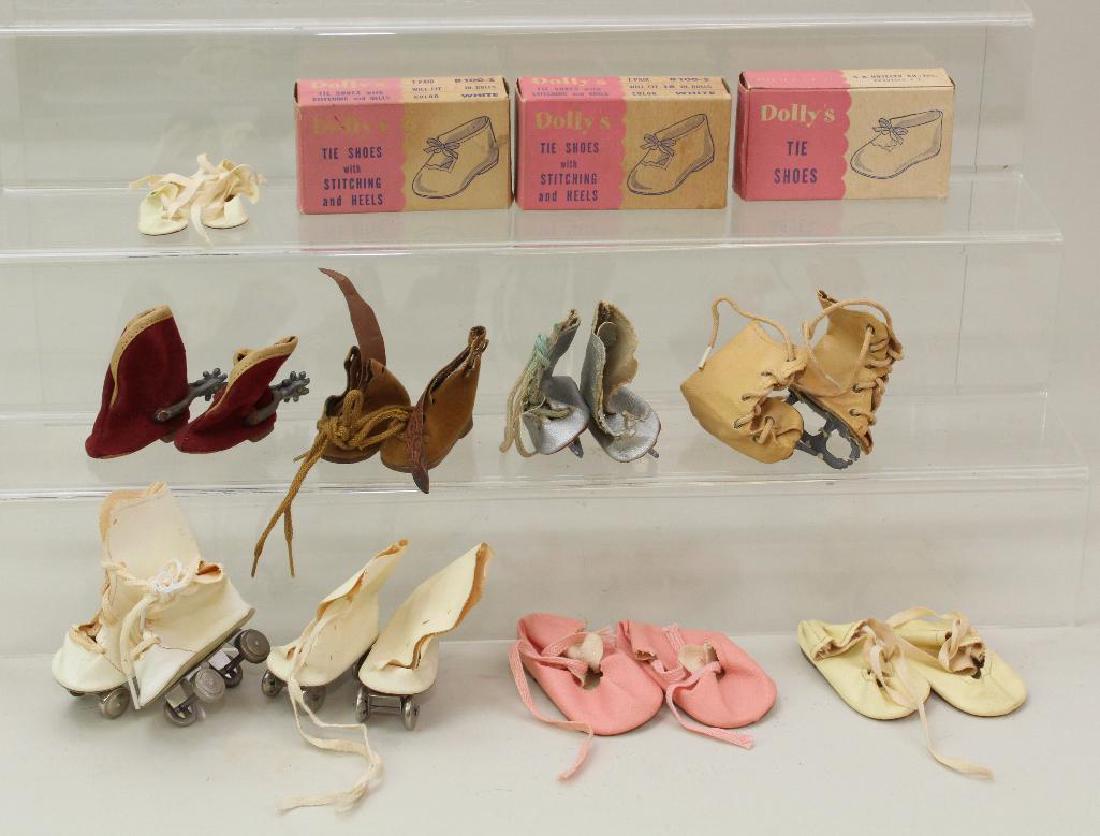 LOT OF ANTIQUE DOLL SHOES. (1 of 1)