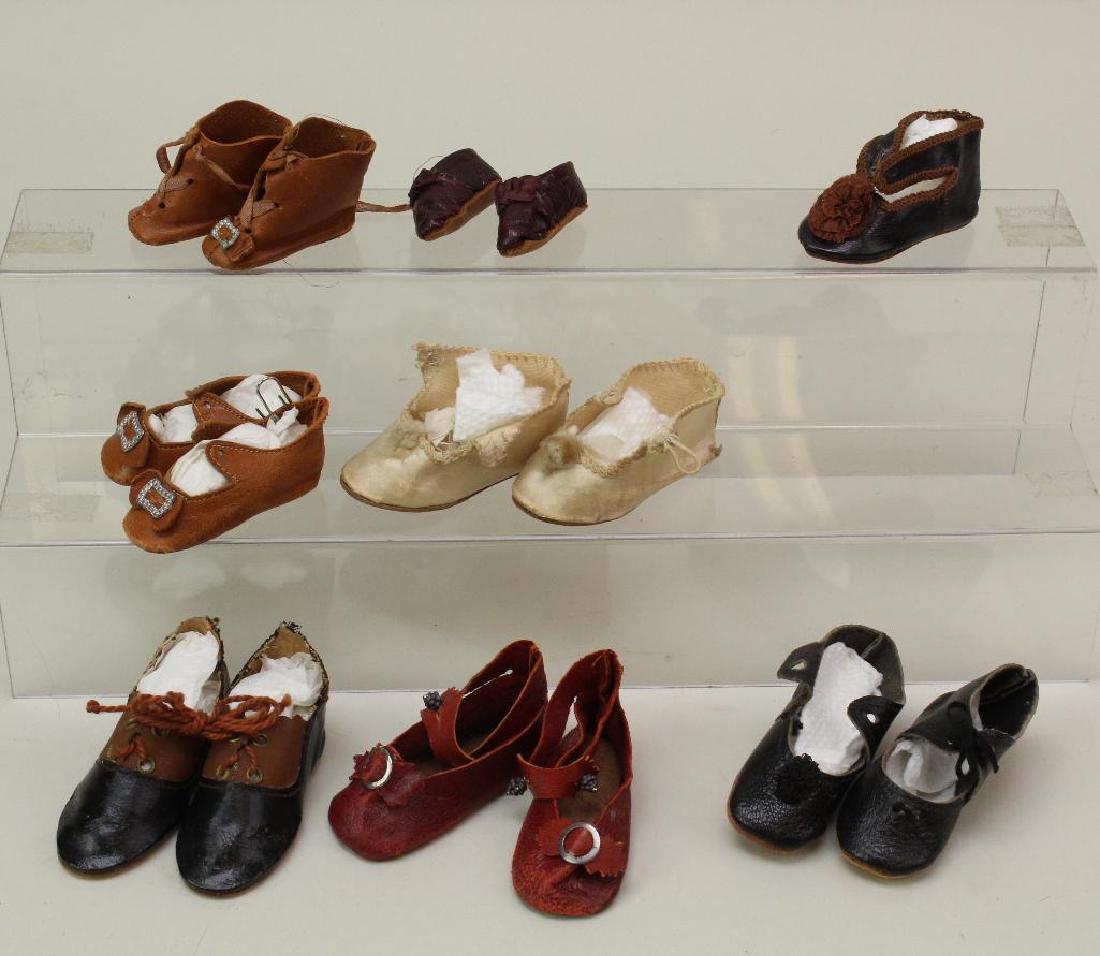 LOT OF ANTIQUE DOLL SHOES. (1 of 3)
