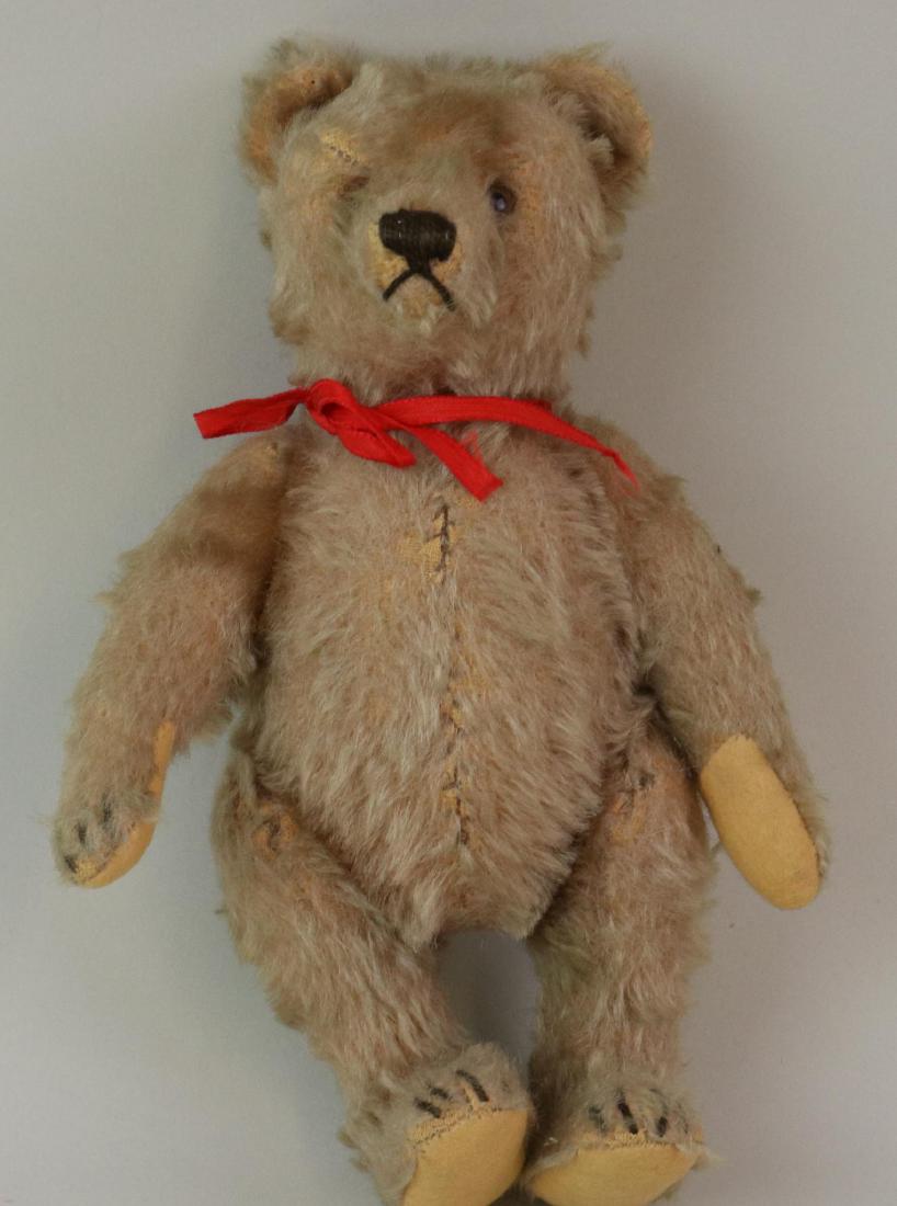 9" UNMARKED ANTIQUE STEIFF MOHAIR TEDDY BEAR.: Unmarked Steiff camel mohair bear with amber glass eyes. Fully jointed with swivel head. Camel felt pads. Condition: Age loss/wear on mohair. This lot is being sold AS IS.