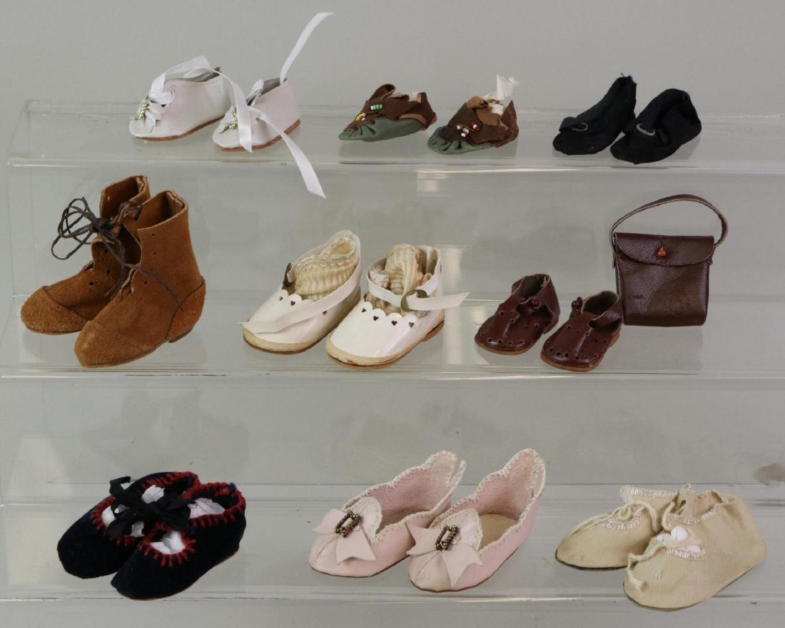 LOT OF DOLL ACCESSORIES: SHOES.: Lot of (9) prs. of reproduction/newer shoes. Cloth, leather and marked EN Yoda Vare vinyl shoes/socks. Leather boots, sandals (marked MARLU), moccasins. Shoes are: 2" - 3". Also, leather handbag. Cond