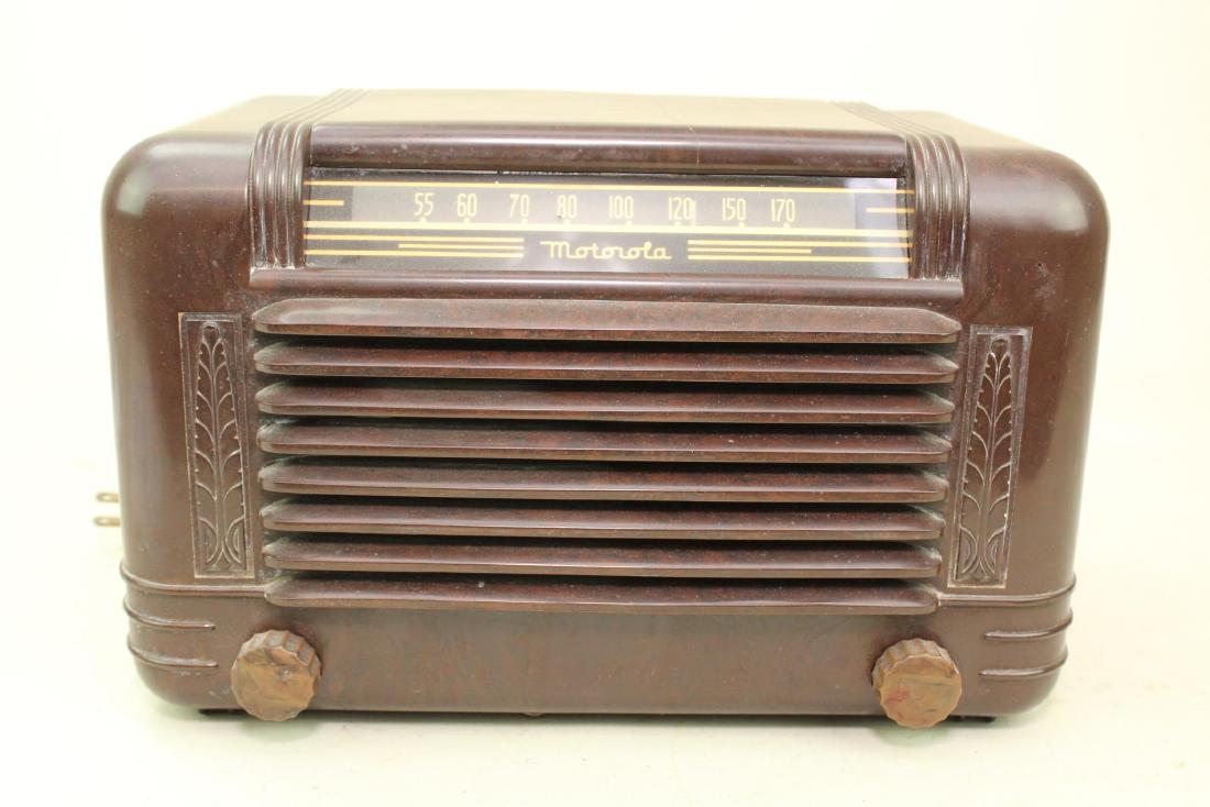 Motorola Bakelite Radio: Model 65X11-A. "Aero-Vane" antenna.