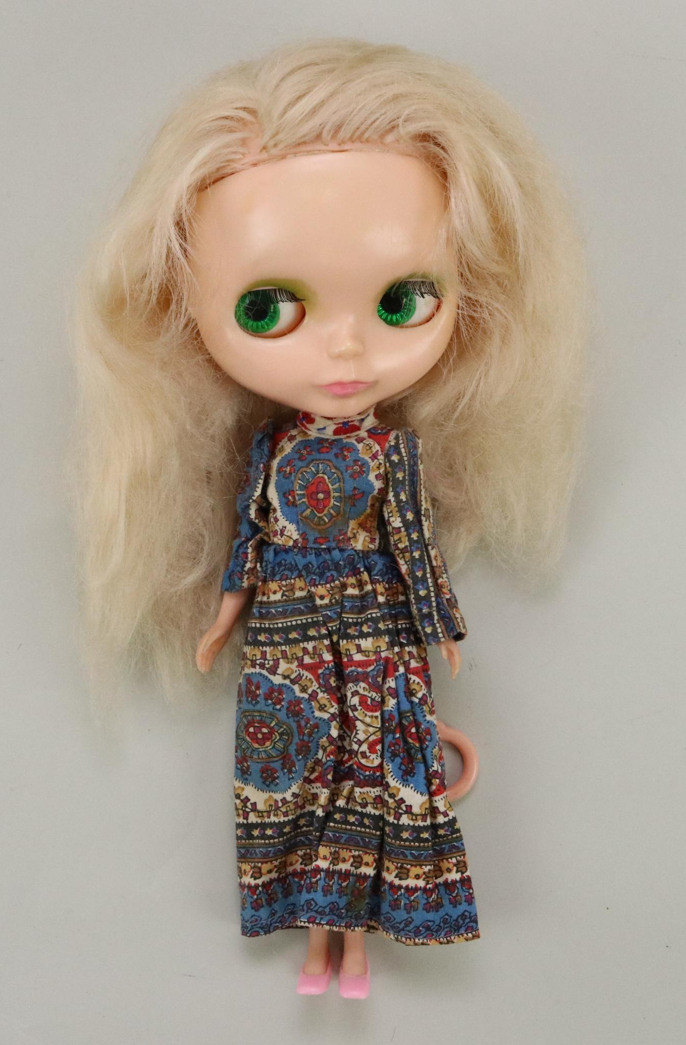 LOT OF 1950's-1970's DOLL(S).: 11" 1972 Kenner "Blythe" doll, all original. Doll has blonde hair and (4) different eye colors. Dressed in mod outfit with pink shoes. Condition: in good working order.