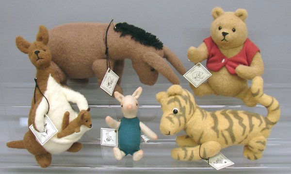 R. John Wright Set of 5 Winnie the Pooh Animals: Set of (5) Winnie-the-Pooh animals from the collection by R. John Wright in original boxes. 5" Piglet 931/1000; 7" Pooh 429/2500; 6" Tigger 327/1000; 9" Kanga & Roo 728/1000; 6 1/2" Eeyore 97/1000. Co