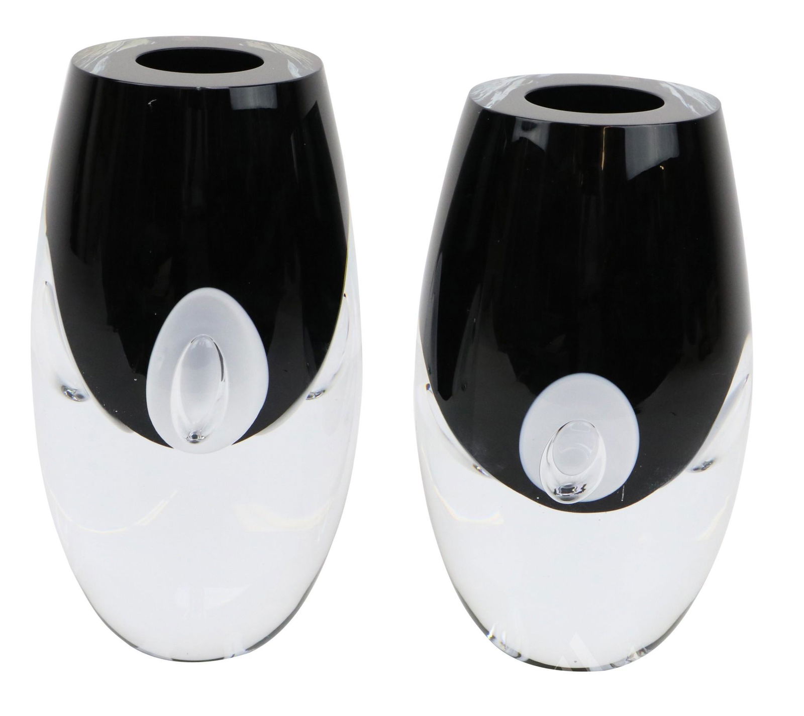 Timo Sarpaneva Claritas Vases: Pair of Sarpaneva art glass vases for iittala in black and white with controlled bubble. 7.75"h x 4.5"round