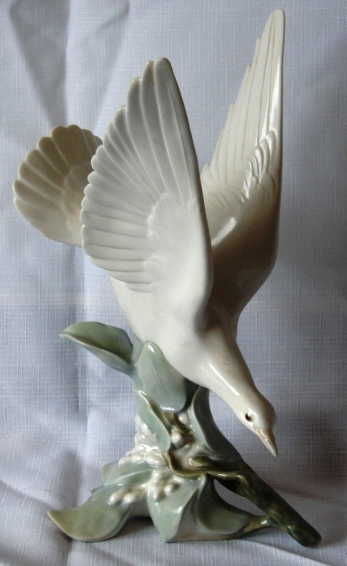 7020: Lladro Figure - L#4550 - Turtle Dove