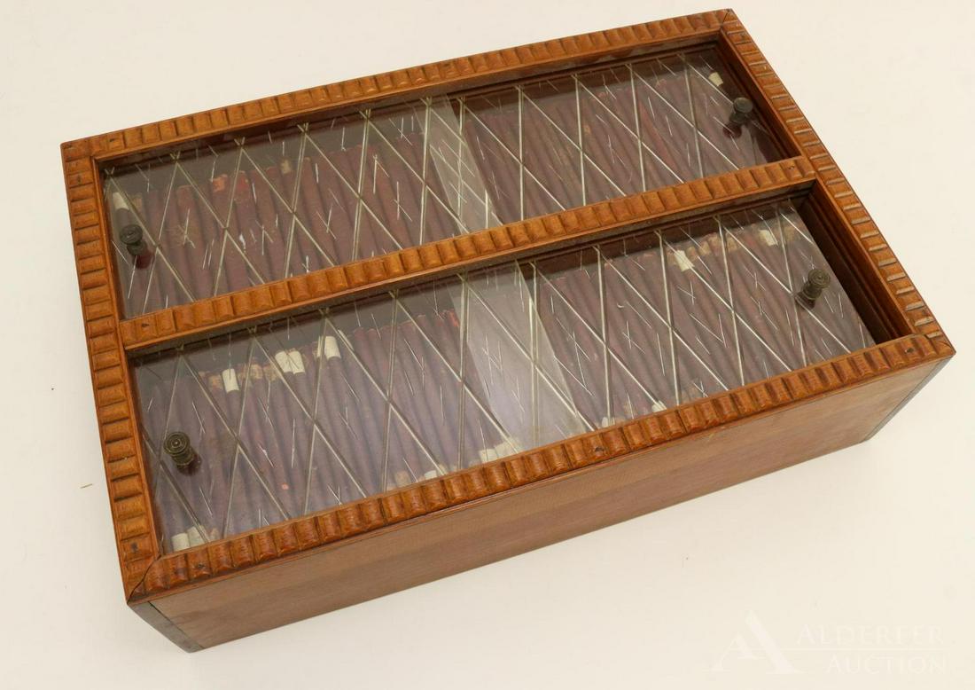 LOT OF MINIATURES.: Cabinet withl collection of "Miniature Library". 100 Volumes of Little Leather Library Corporation, New York. No publishing date. Some authors - Shakespeare, Walt Whitman, Robert Browning, Elizabeth B