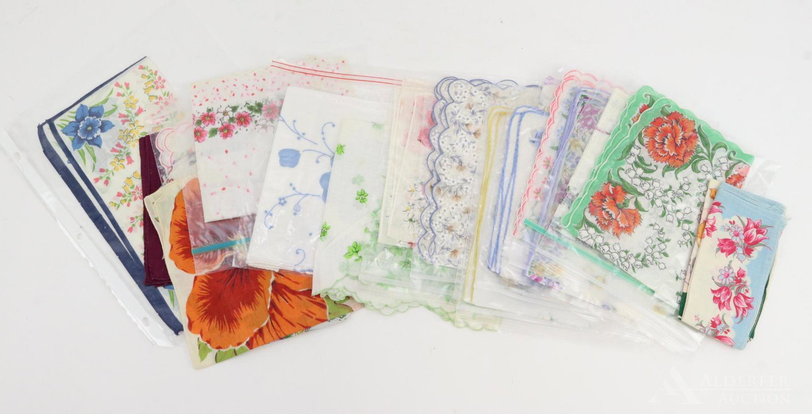 LOT OF HOLIDAY/NOVELTY.: Lot of (22) vintage ladies hankies with a printed floral design.