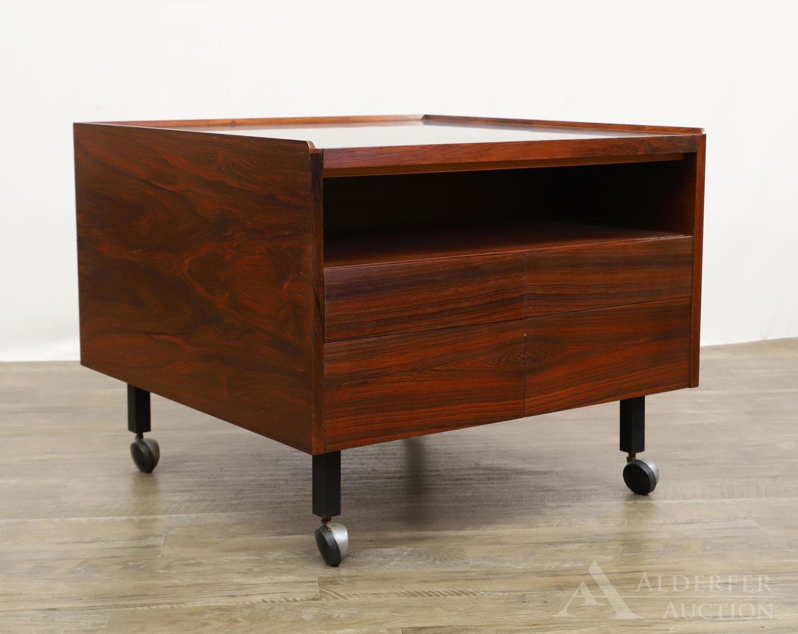 Arne Vodder for Sibast Danish Rosewood Low Rolling Bar: Open slide-out bar top with step shelf interior and four drawers on casters. Side lock to the top, key is unavailable. 24h" x 29w" x 29.5d"