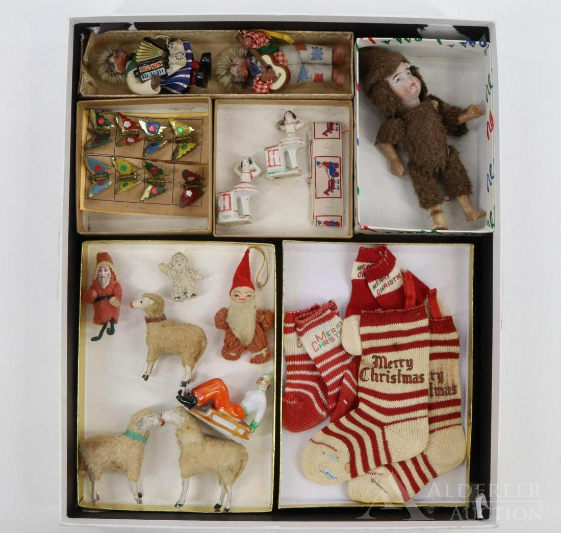 LOT OF HOLIDAY/NOVELTIES. (1 of 5)