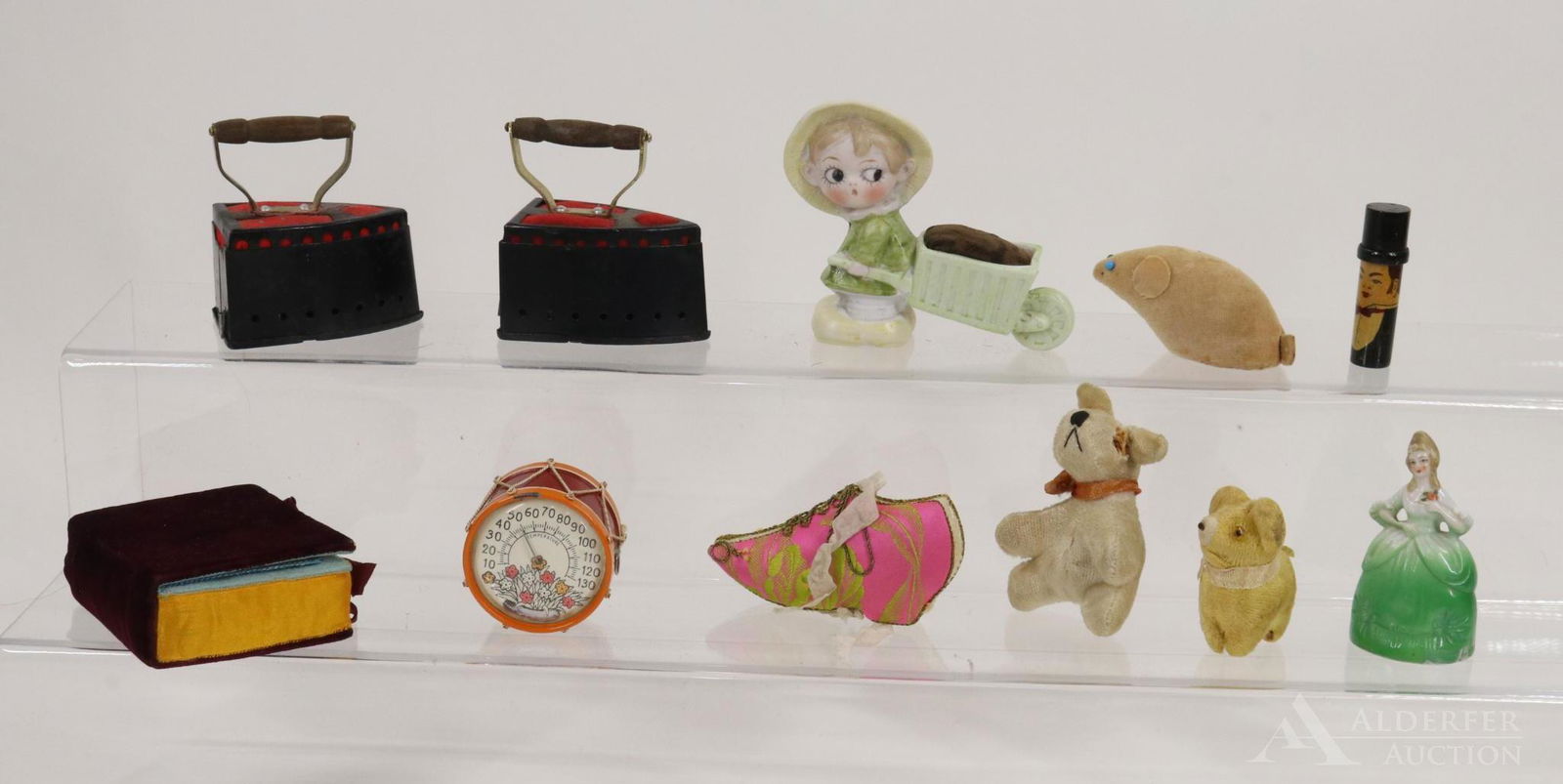 LOT OF HOLIDAY/NOVELTIES. (1 of 10)