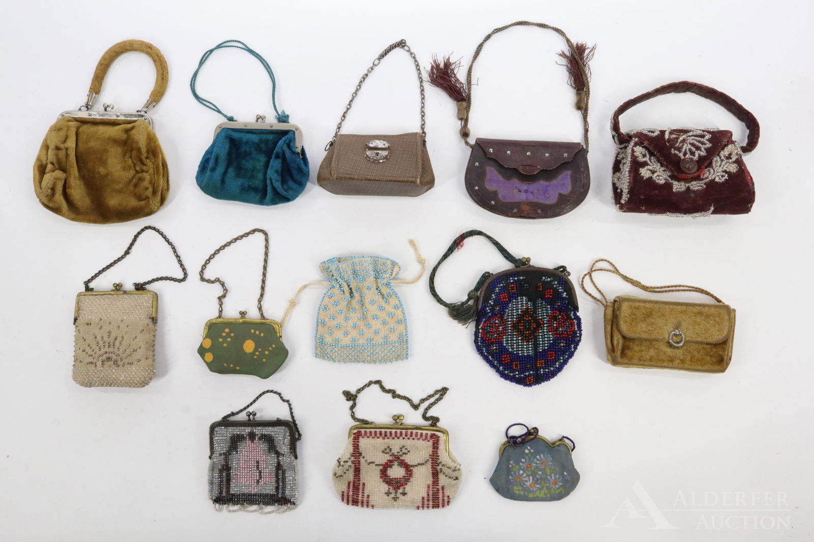 LOT OF ANTIQUE ACCESSORIES. (1 of 10)