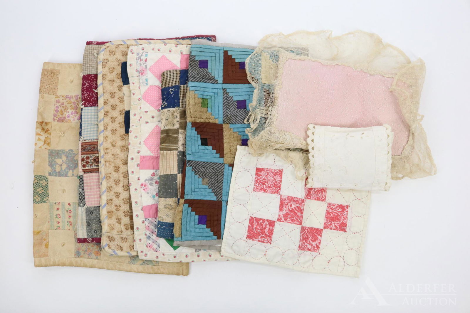 LOT OF DOLL QUILTS/BEDDING. (1 of 15)
