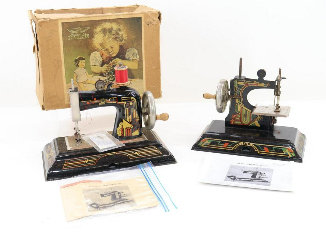 LOT OF TOY SEWING MACHINES. (1 of 5)