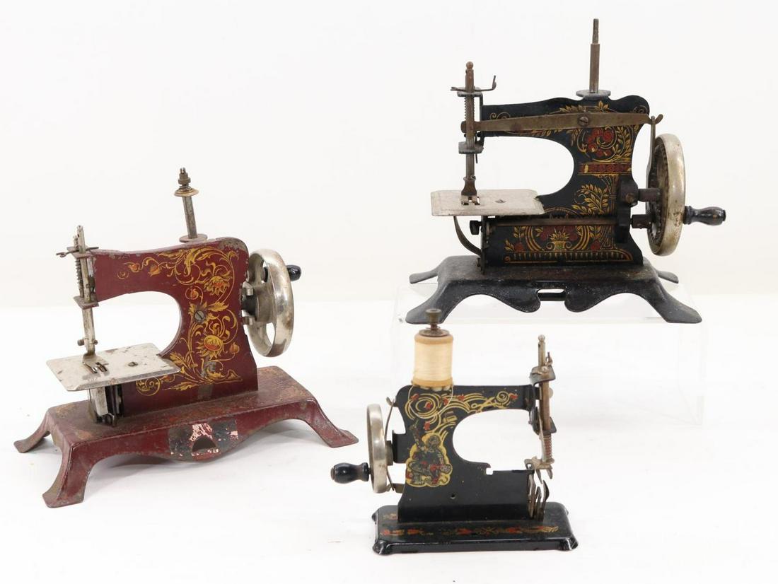 LOT OF TOY SEWING MACHINES. (1 of 10)