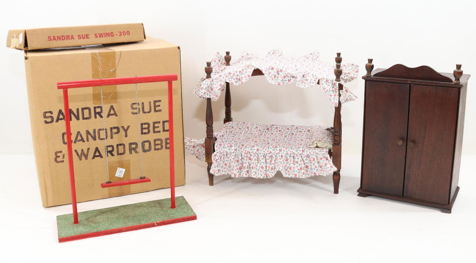 LOT OF 1950's-1960's DOLLS/FURNITURE. (1 of 5)