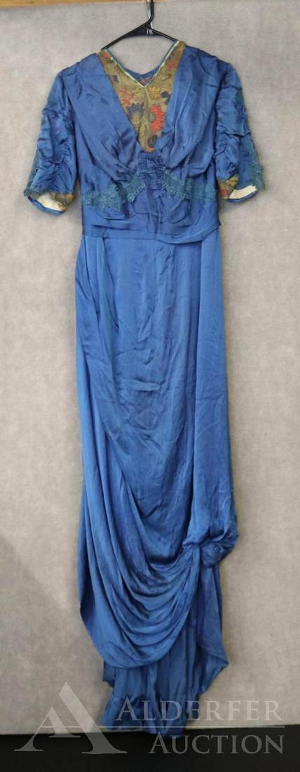 LOT OF ANTIQUE LADIES CLOTHING. (1 of 6)