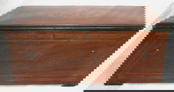 Swiss Music Box.: Eight-tune music box having a walnut case with line inlay, the lid centering an inlaid scrolling foliate decoration with central torch, interior with six exposed bells, single roller, label on lid lis