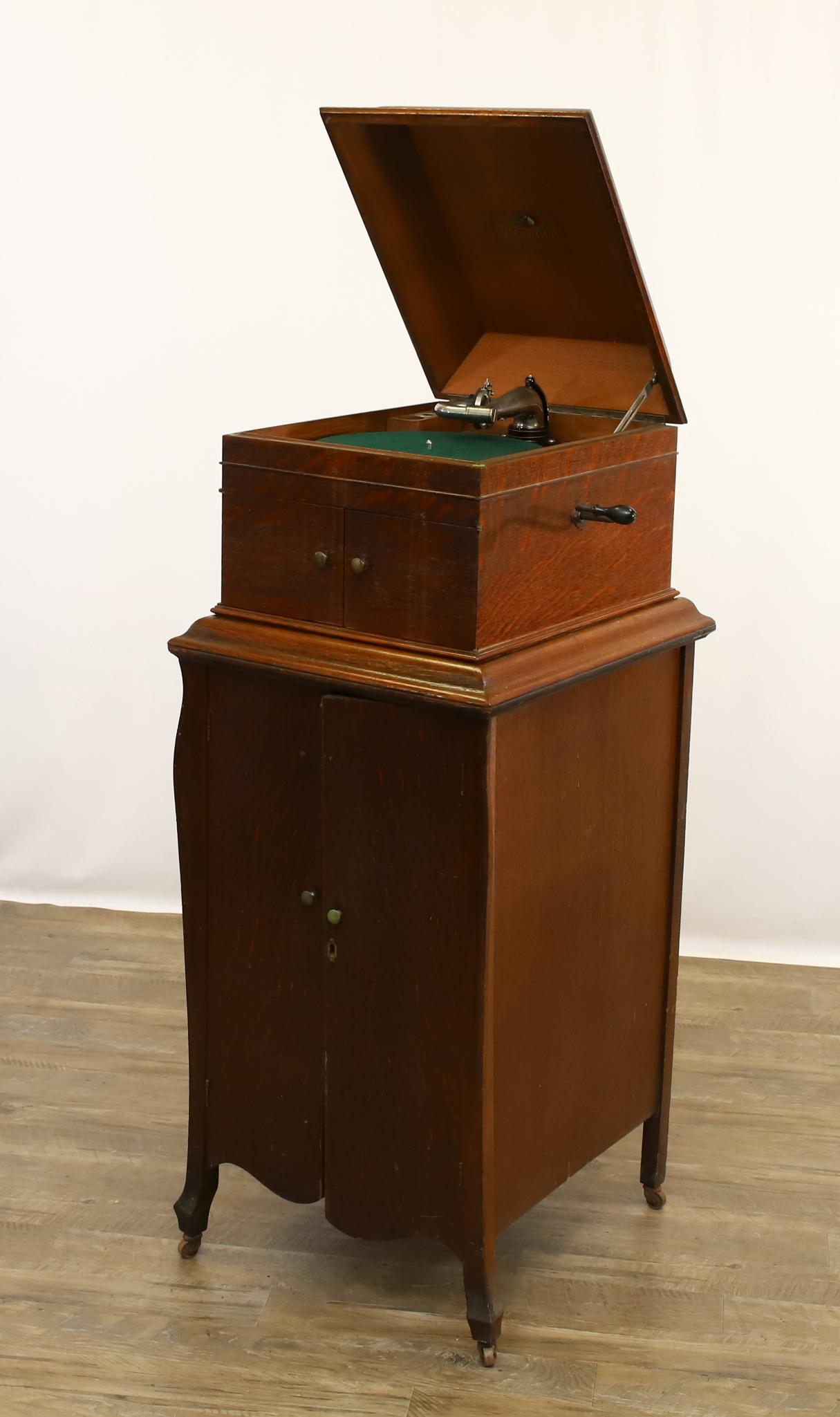 Victor Victoria Talking Machine (1 of 10)