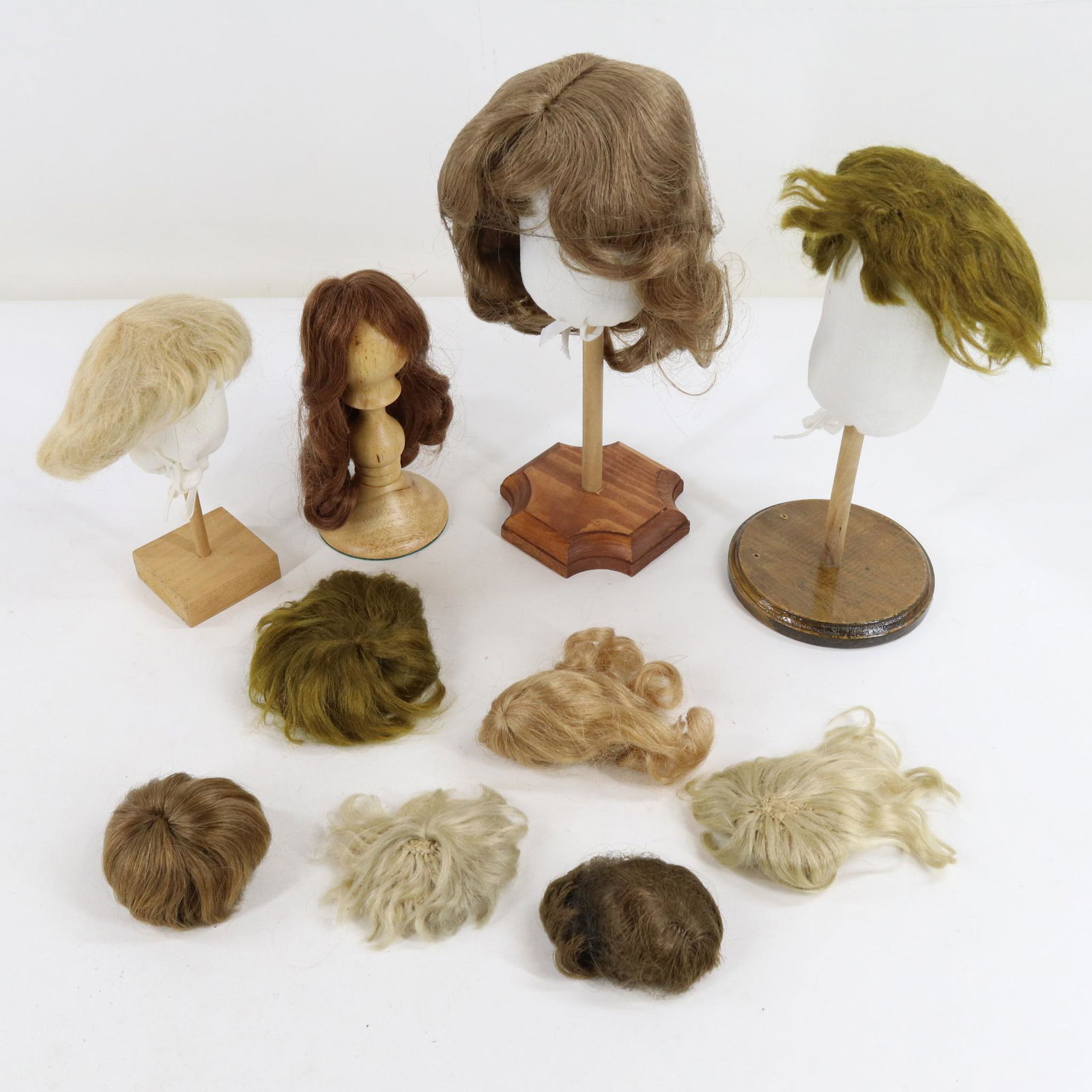 LOT OF DOLL WIGS. (1 of 9)