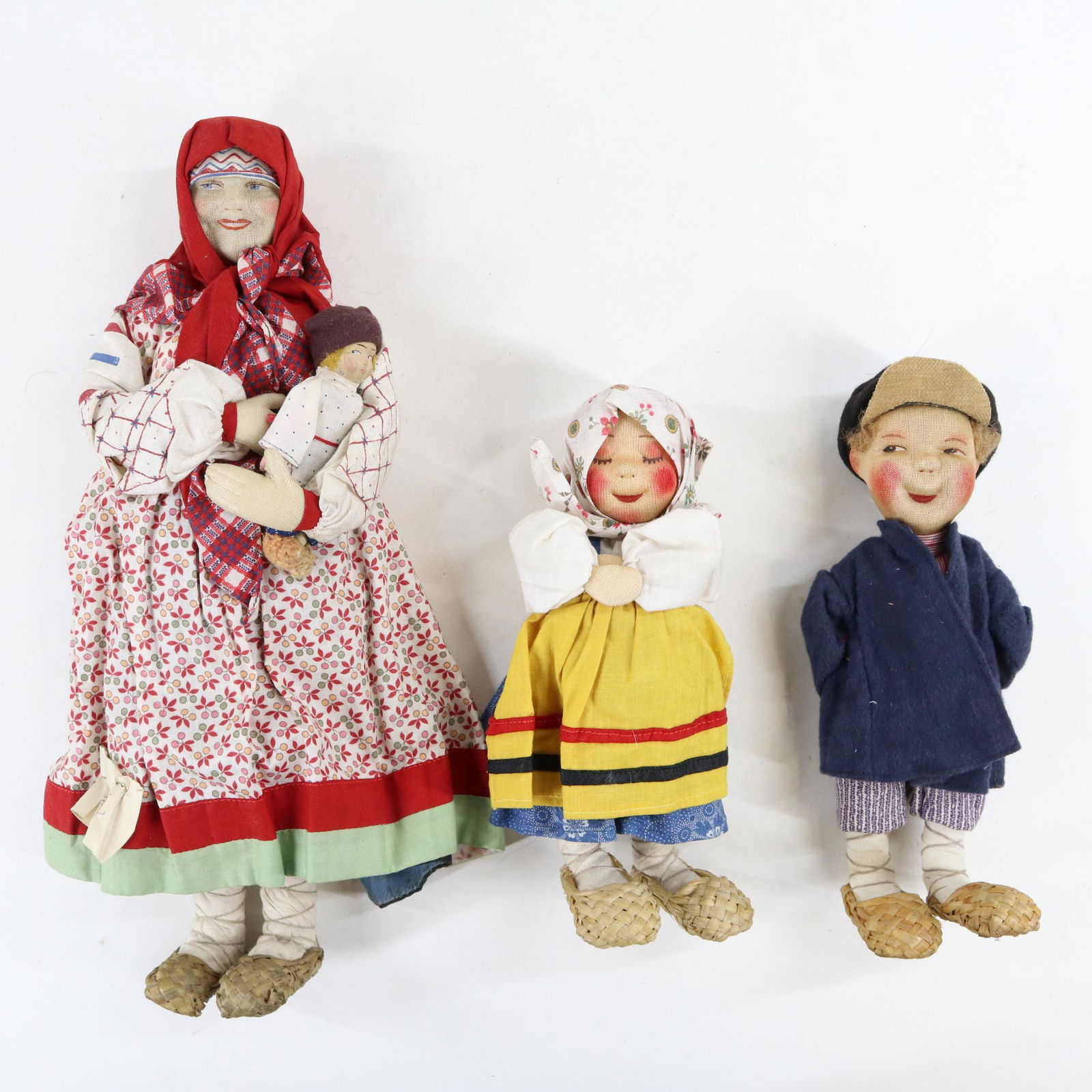 LOT OF INTERNATIONAL DOLLS. (1 of 5)