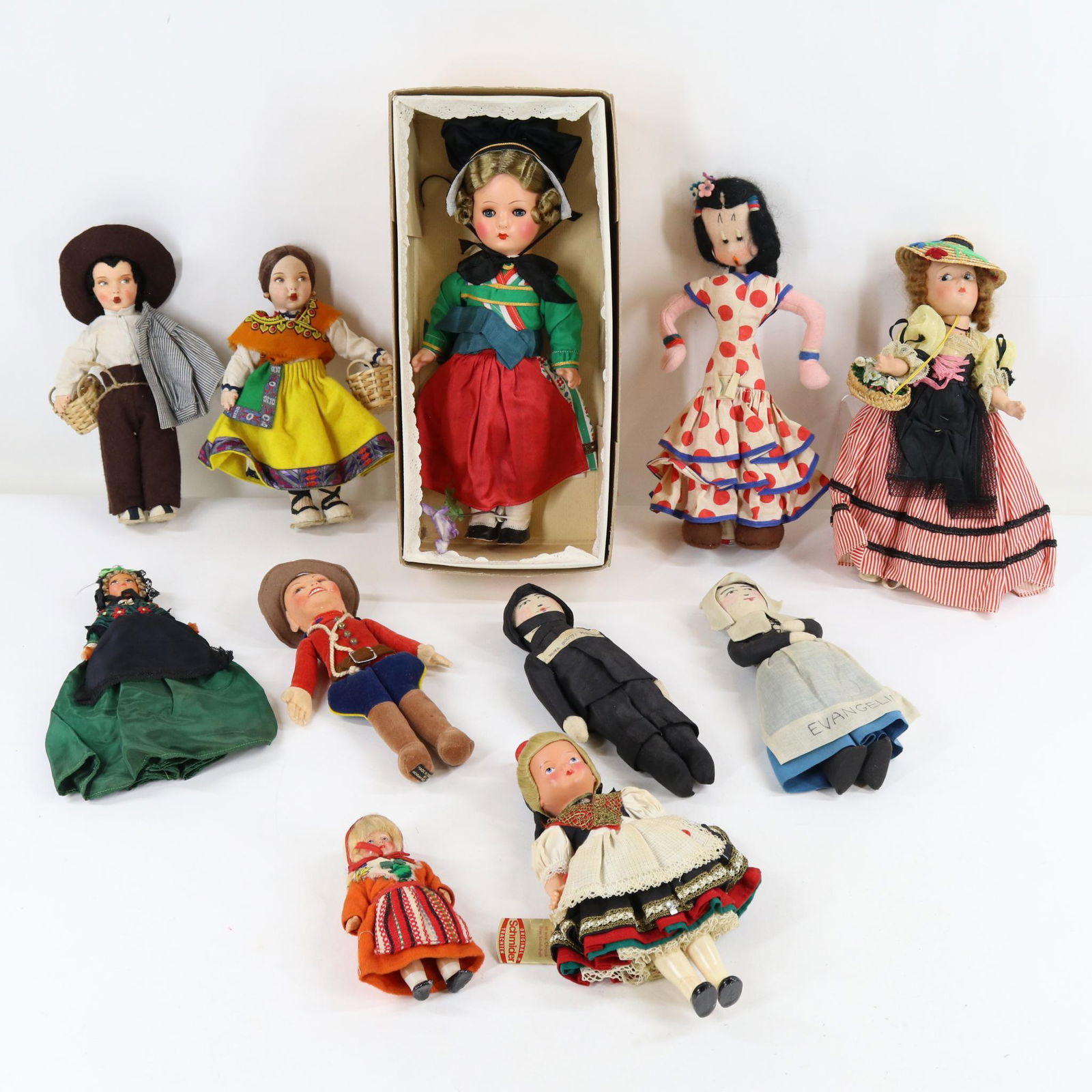 LOT OF INTERNATIONAL DOLLS. (1 of 16)