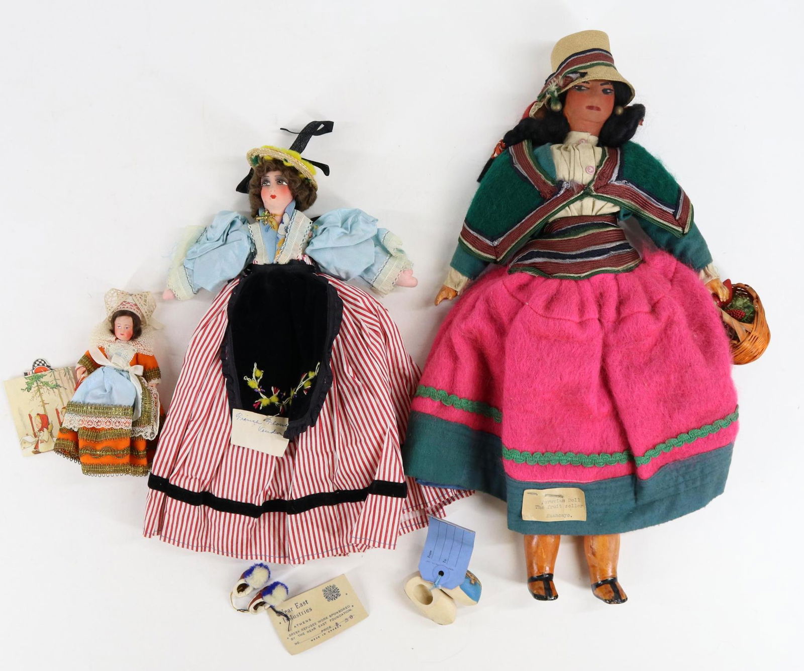 LOT OF INTERNATIONAL DOLLS. (1 of 17)