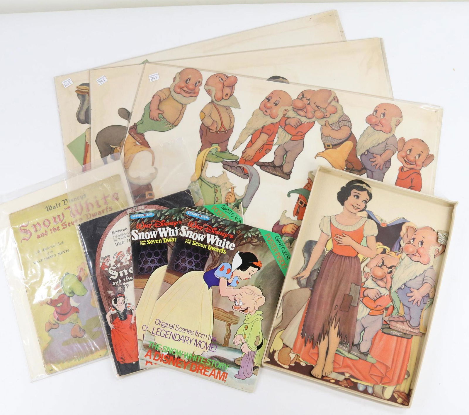 LOT OF VINTAGE PAPER DOLLS. (1 of 6)